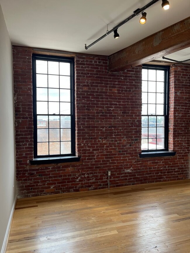 Building Photo - 265 N Queen St