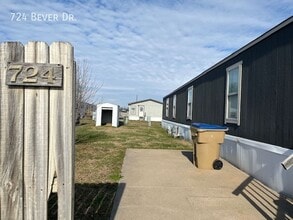 Building Photo - 724 W Bever Dr