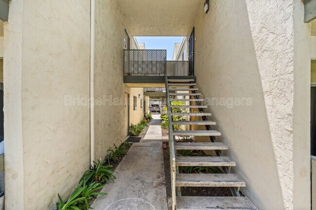 Building Photo - 830 W Lincoln Ave