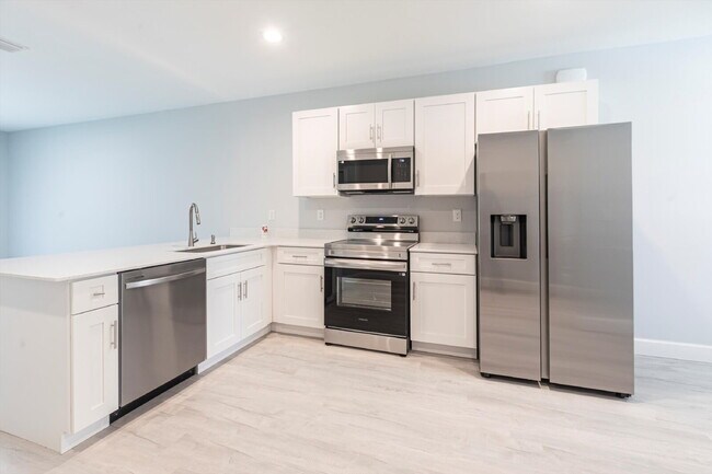 Building Photo - BRAND NEW Construction, 3 bed / 2 bath Ren...