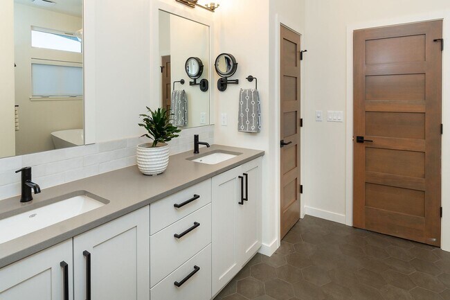 Building Photo - Custom 4 Bed Home in Shevlin West