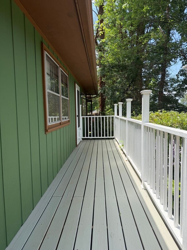 Building Photo - East Asheville - Leafy, Quiet, Convenient!