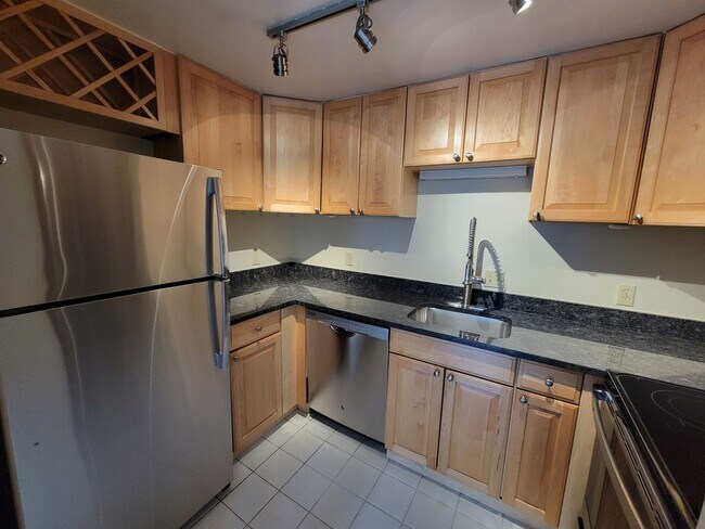 Building Photo - Spacious and Bright 2-level 1 BR in Adams Morgan