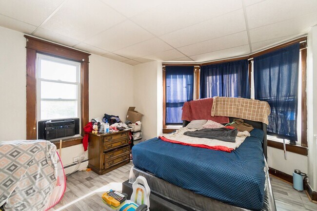 Building Photo - ? Spacious 3-Bedroom Home in Allentown – M...