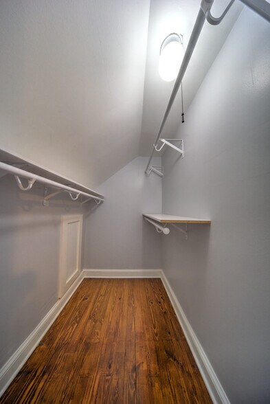 Walk In Closet - 1604 Clearview Rd