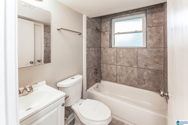 Building Photo - 1717 Bobolink Ln NE