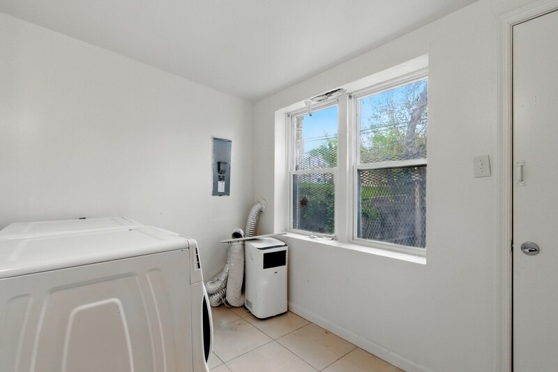 Building Photo - 2657 Lehman St