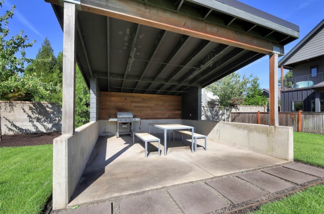 Building Photo - 1909 Elkhorn Dr