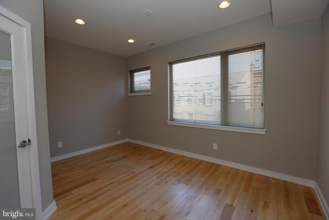 Building Photo - 1106 E Hewson St