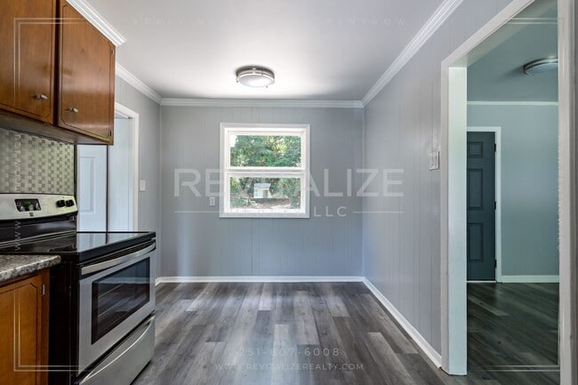 Building Photo - Charming 3-Bedroom Home with Unique Dual E...
