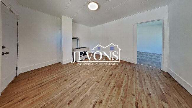 Building Photo - $300 Rent Credit - Well-kept ground-floor ...