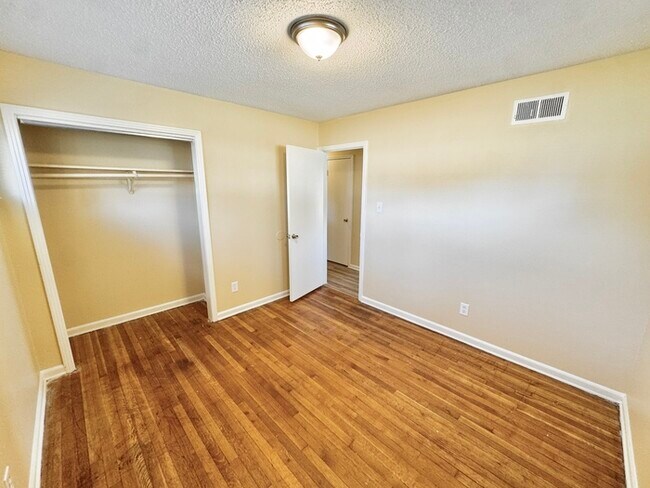 Building Photo - 5502 Santa Monica St