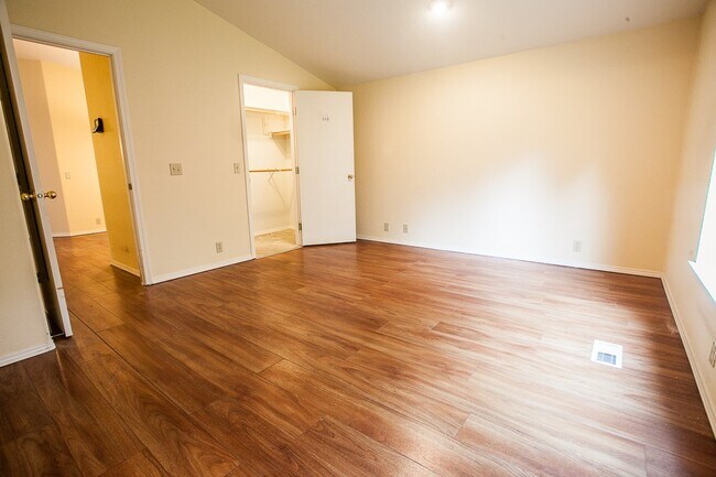 Building Photo - 4040 Summitview Dr