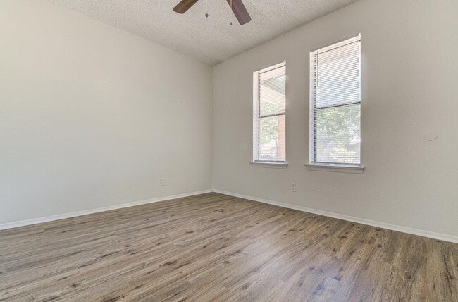 Building Photo - 10105 Woodland Village Dr