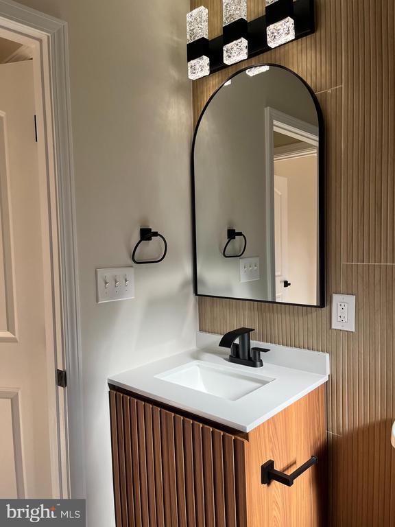 Building Photo - 119 Victor St NE