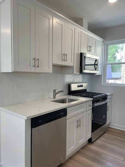 Kitchen - 164 Glenwood Ave