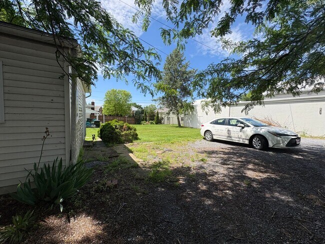 Building Photo - NWA - Owner Contribution Needed - 539 &amp; 541 S Market St