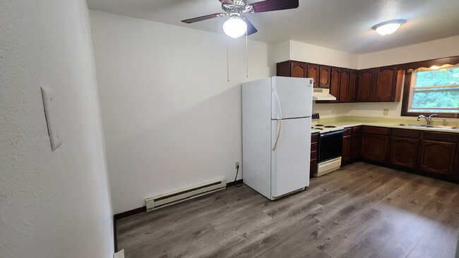 Building Photo - 3 Bedroom Duplex Month to Month or 6 Month...