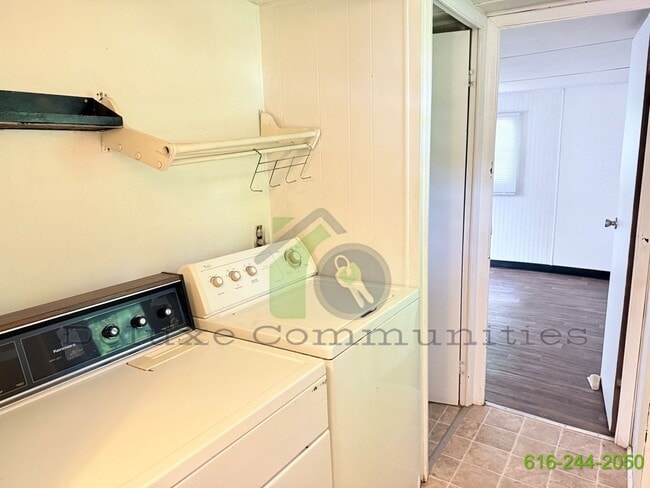 Building Photo - Two Bedroom Mobile Home Available Now!