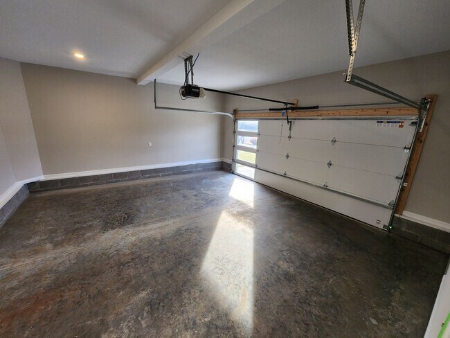 Building Photo - Welcome to Clarksville!