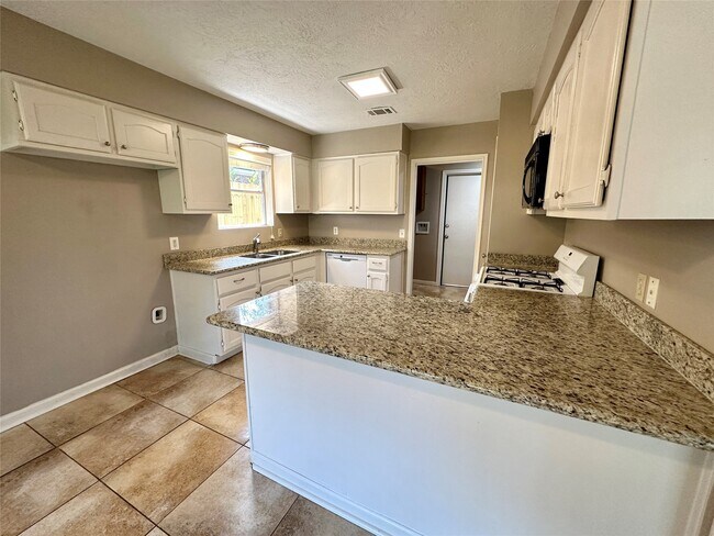 Building Photo - 2111 Rycroft Dr