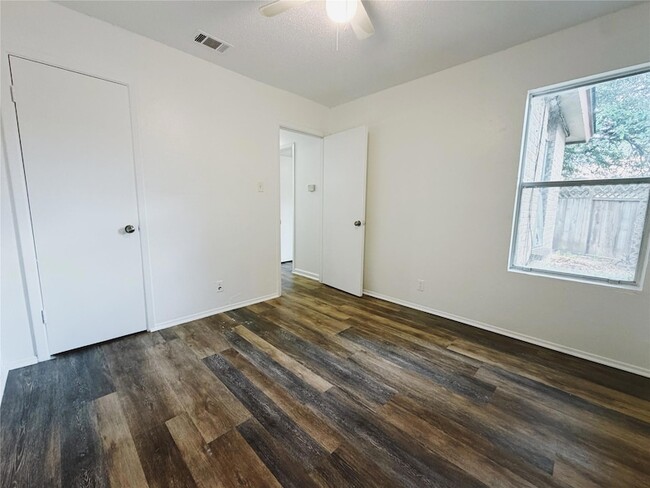 Building Photo - 9906 Hundred Oaks Cir