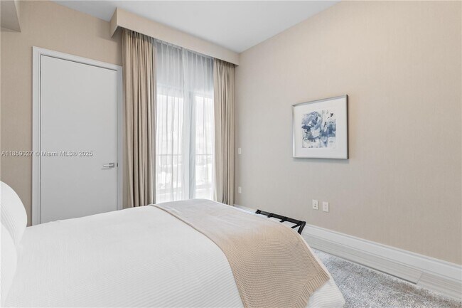 Building Photo - 17901 Collins Ave