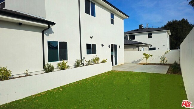 Building Photo - 15214 W Holyland Dr