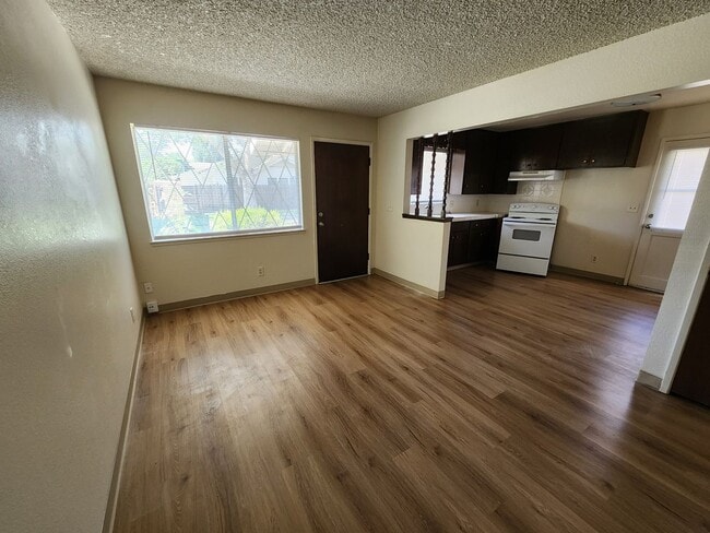 Building Photo - Charming 2-bedroom, 1 bath duplex