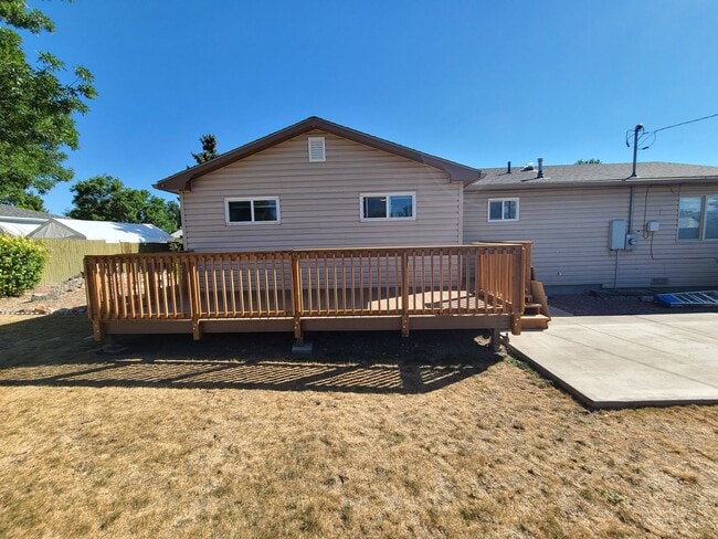 Building Photo - Large 2 Bedroom Home