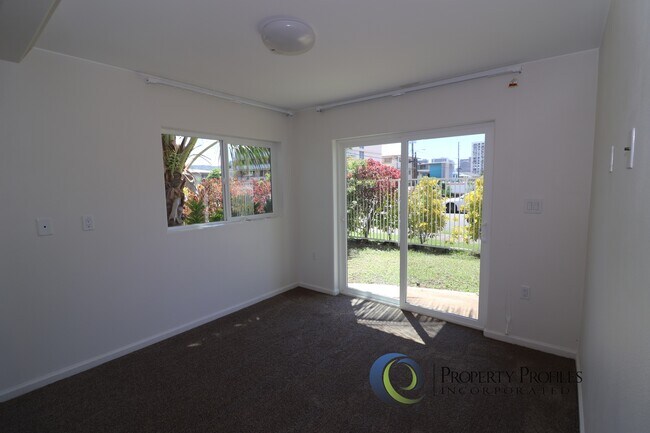 Building Photo - 2 Bedroom / 1 bath Ground Floor Kapahulu Apartment - Available Now!