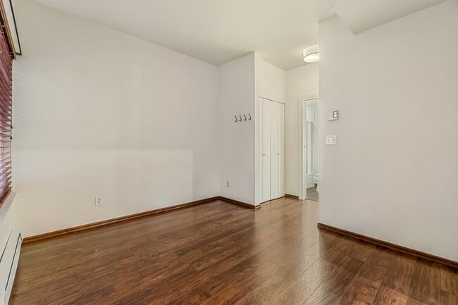 Building Photo - Spacious 1 Bed 1 Bathroom Capitol Hill Unit!