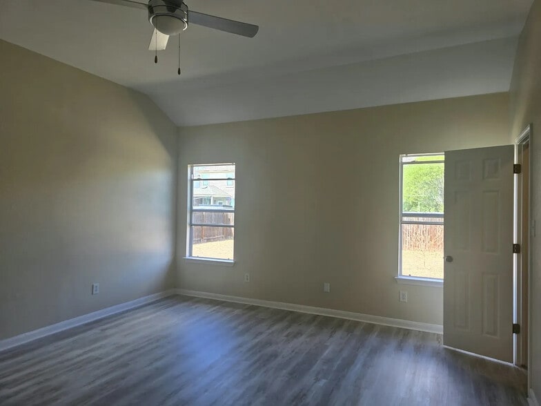 Building Photo - Room in Single Family Home on White Water Way