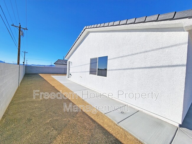 Building Photo - 861 Valiant Ave