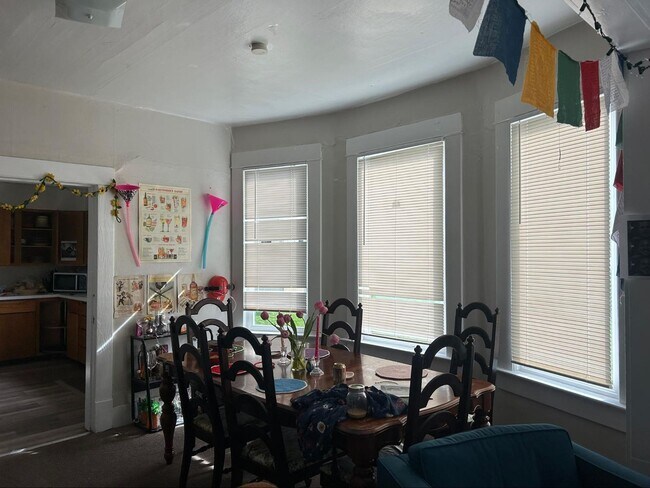 Building Photo - PRELEASE: Spacious 5+ bdrm/2 bath in York Neighborhood