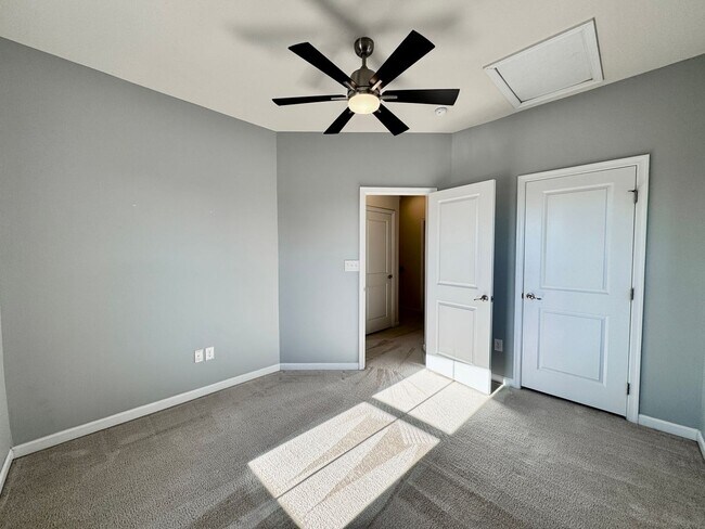 Building Photo - Available 07-08-26! Townhouse w/Garage - Pet Friendly - All Appliances Convey!