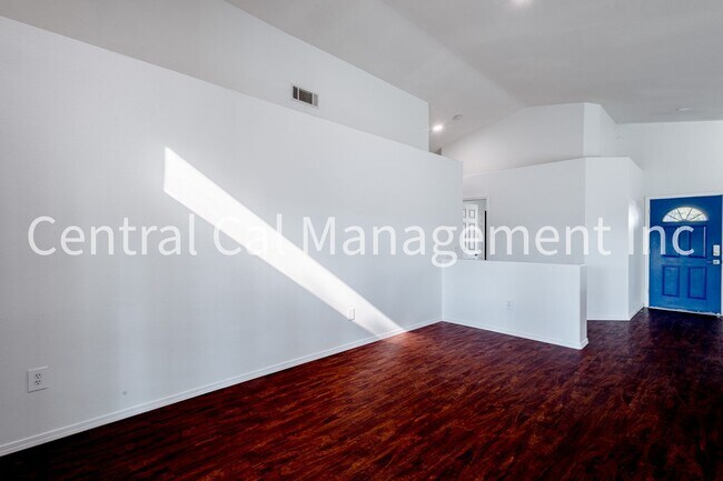 Building Photo - 4 Bedroom/2 Bath Home in Desired Riverlakes Community - $2495 per month!