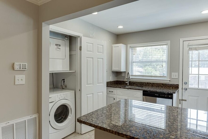 Building Photo - 4282 Roswell Rd NE