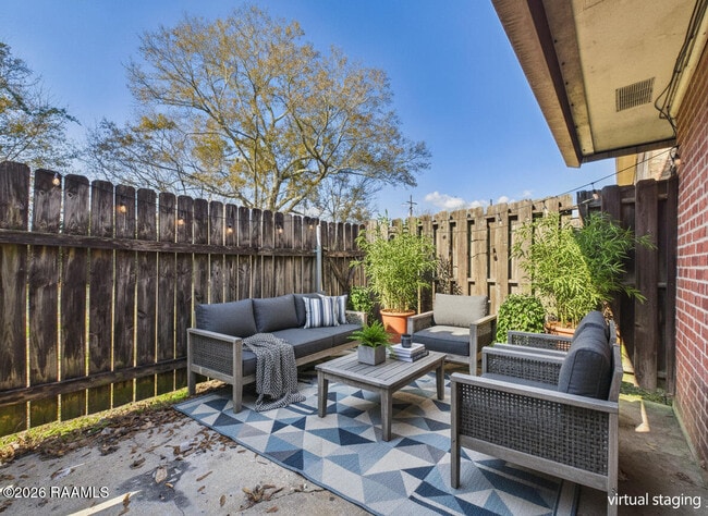 Building Photo - 104 Country Ln