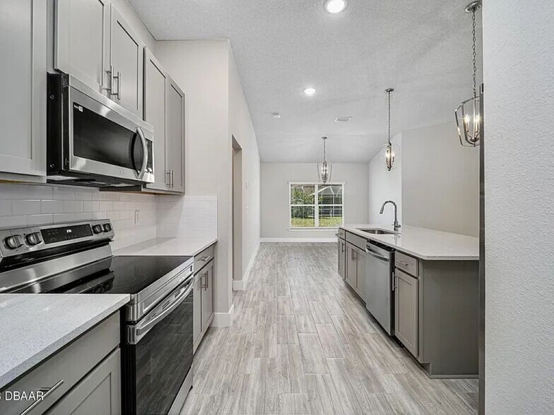 Building Photo - 60 Ballenger Ln