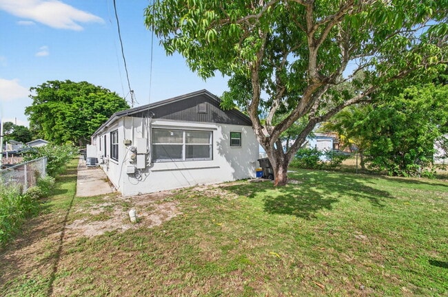 Building Photo - 614 N E St