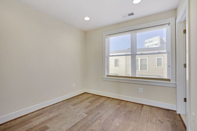 Building Photo - 3 Bed 3.5 Bath - Bethesda Montgomery Row Townhouse - Move in Ready