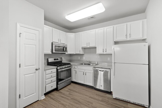 Building Photo - Town House in North Raleigh- Available Now