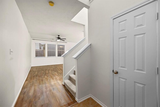 Building Photo - 12475 Saratoga Woods Ln