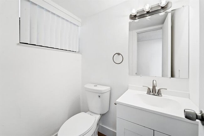 Building Photo - 650 NE 149th St