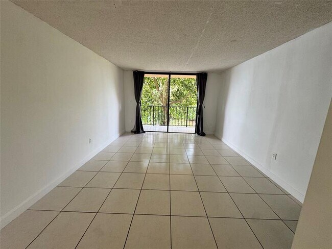 Building Photo - 9688 Fontainebleau Blvd