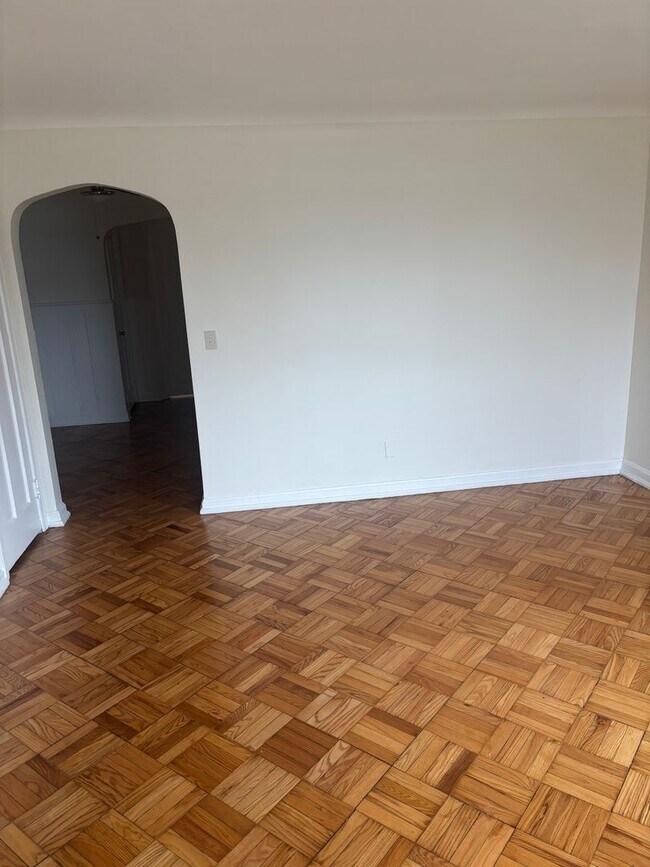 Building Photo - 1820 Losantiville Ave