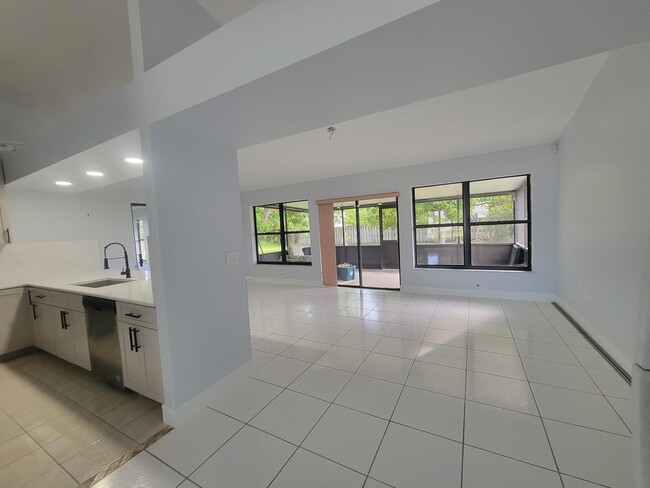 Building Photo - 2050 SE Camilo St