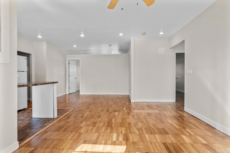 Building Photo - 230 Farmington Ave