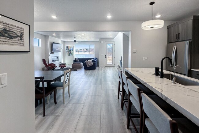 Building Photo - 6521 Silver Creek Dr